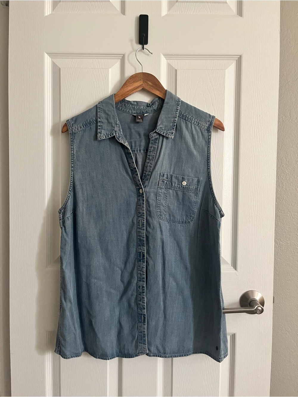 Eddie Bauer Chambray Sleeveless Button-Down Shirt - Light Blue